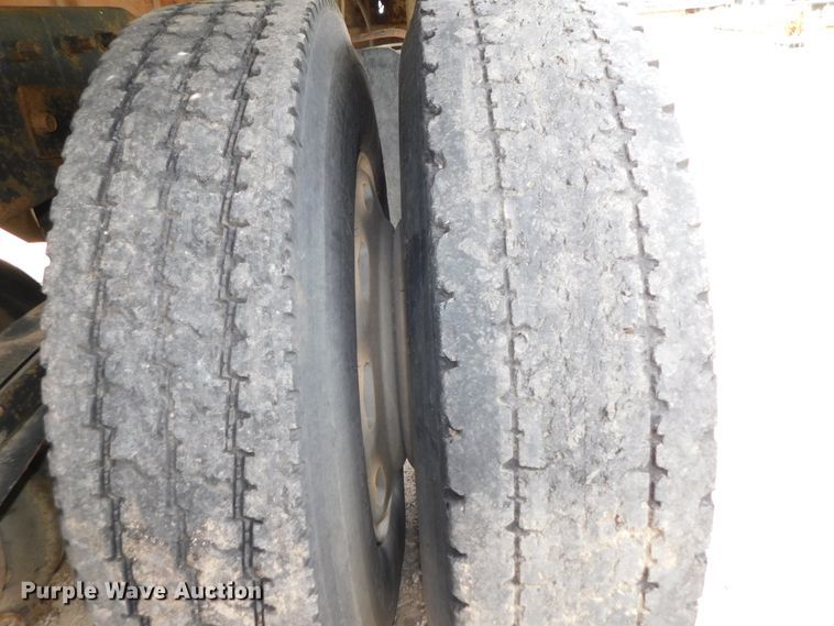 image for item DK8589 2004 Mack Vision CX613  semi truck