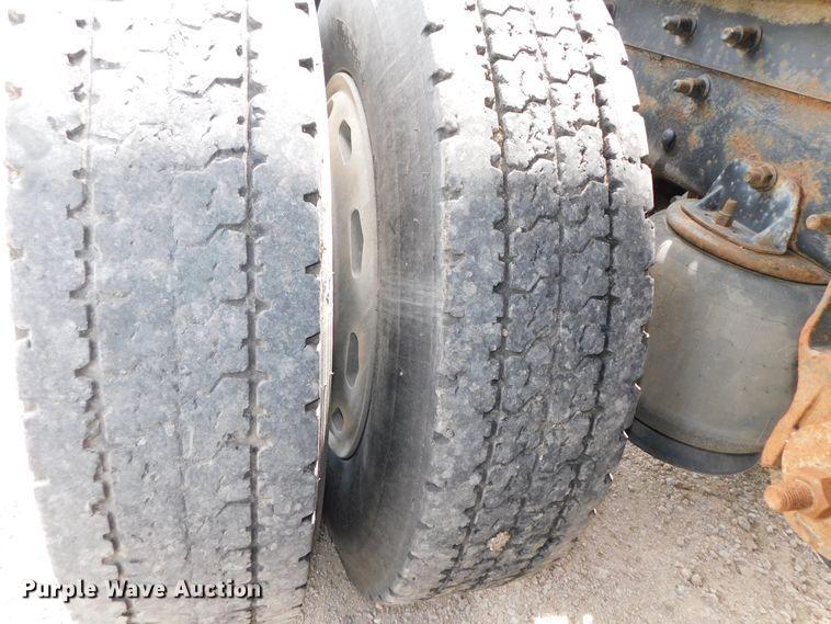 image for item DK8589 2004 Mack Vision CX613  semi truck