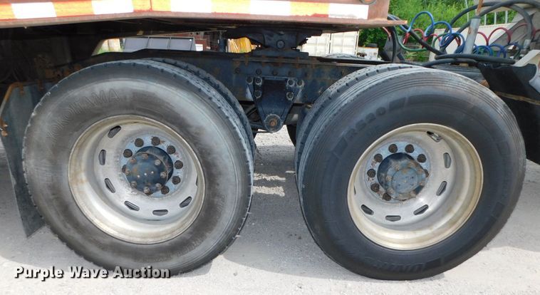 image for item DK8589 2004 Mack Vision CX613  semi truck