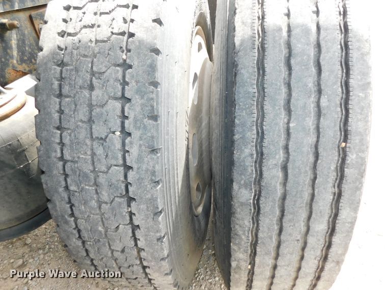 image for item DK8589 2004 Mack Vision CX613  semi truck