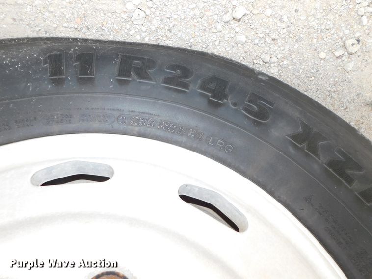 image for item DK8589 2004 Mack Vision CX613  semi truck