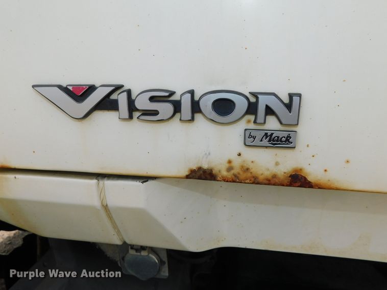 image for item DK8589 2004 Mack Vision CX613  semi truck