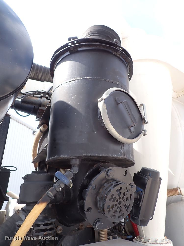 image for item DL7597 2009 Sterling L7500  vacuum truck