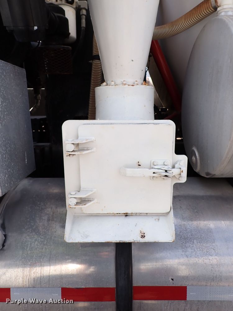 image for item DL7597 2009 Sterling L7500  vacuum truck