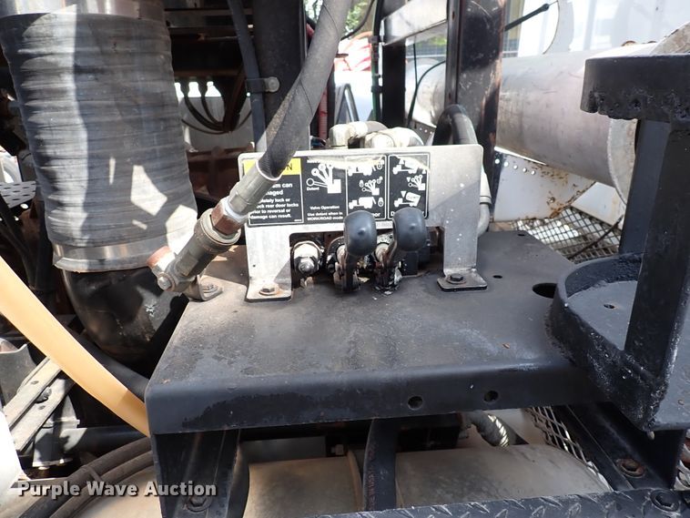 image for item DL7597 2009 Sterling L7500  vacuum truck