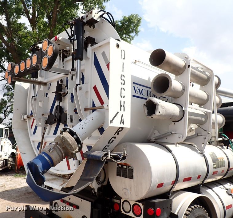 image for item DL7597 2009 Sterling L7500  vacuum truck