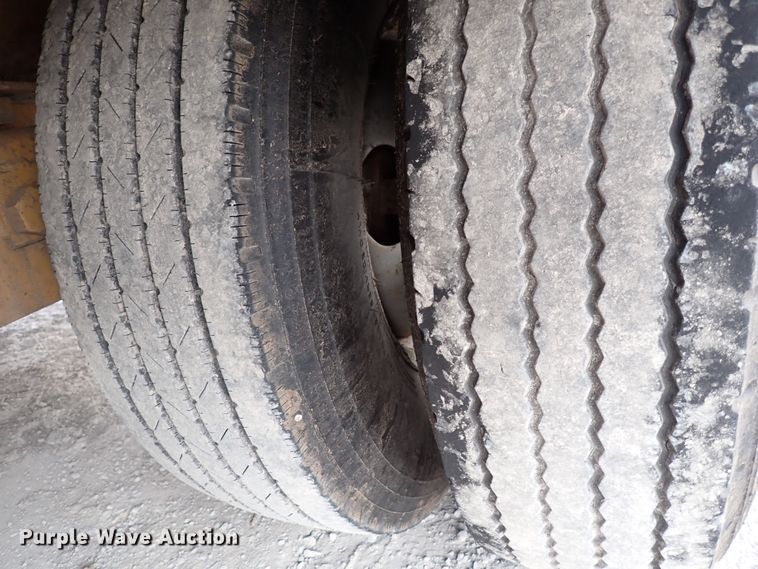 image for item DL7599 1999 Eager Beaver 12HDB  equipment trailer