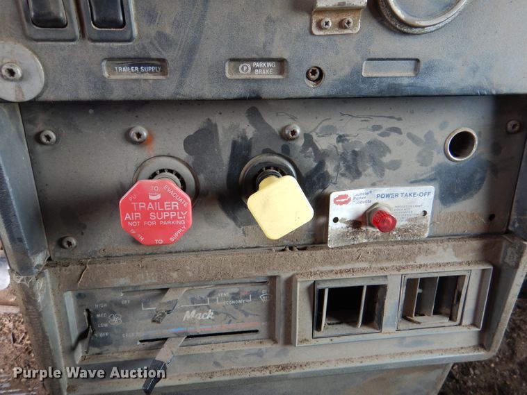 image for item DL8118 1993 Mack CH613  dump truck