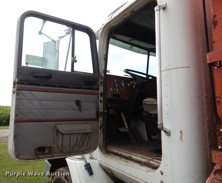 image for item DL8119 1996 International 9200  dump truck