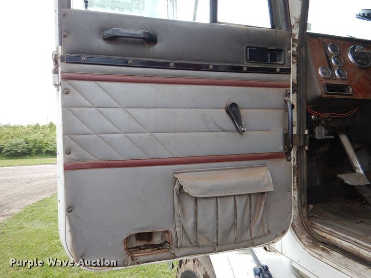 image for item DL8119 1996 International 9200  dump truck