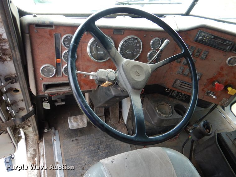 image for item DL8119 1996 International 9200  dump truck