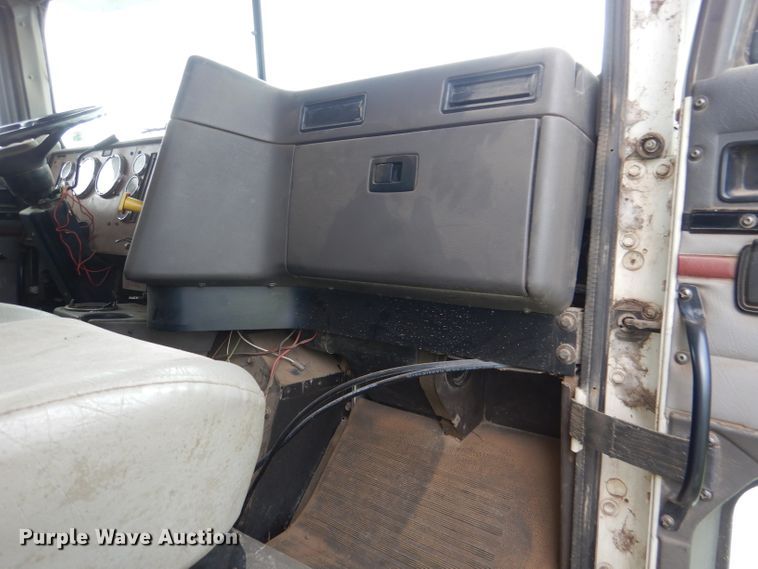 image for item DL8119 1996 International 9200  dump truck