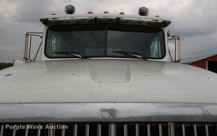 image for item DL8119 1996 International 9200  dump truck