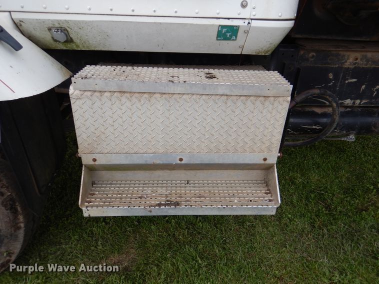 image for item DL8119 1996 International 9200  dump truck