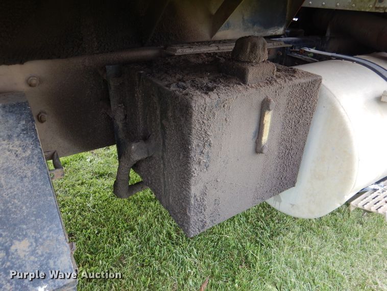 image for item DL8119 1996 International 9200  dump truck