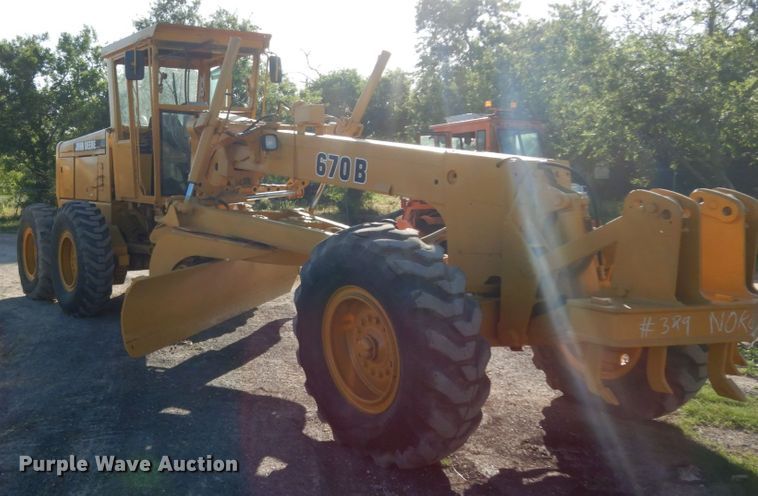image for item DM2988 1990 John Deere 670B  motor grader