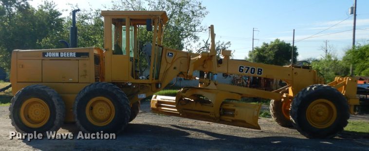 image for item DM2988 1990 John Deere 670B  motor grader