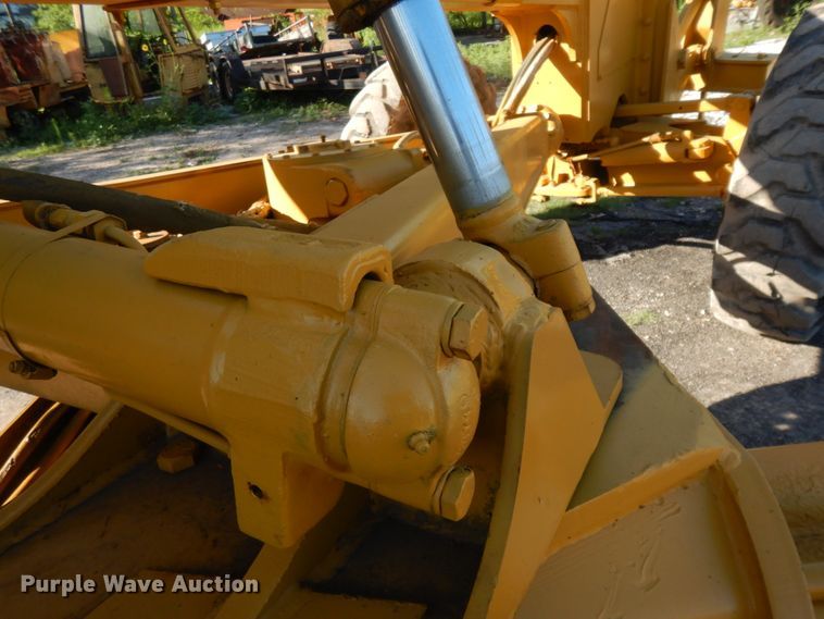 image for item DM2988 1990 John Deere 670B  motor grader