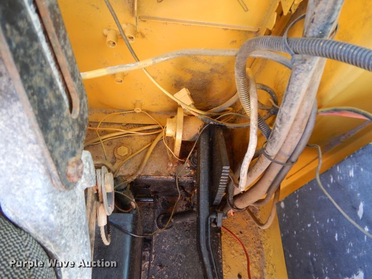 image for item DM2988 1990 John Deere 670B  motor grader