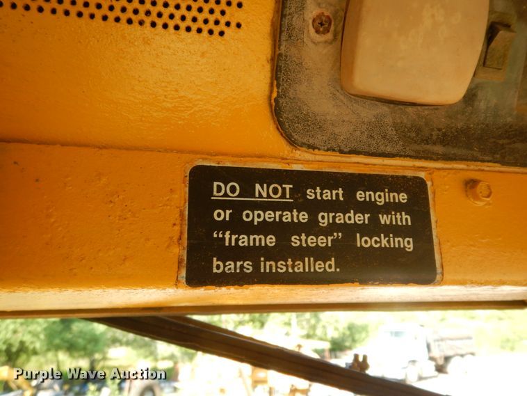 image for item DM2988 1990 John Deere 670B  motor grader