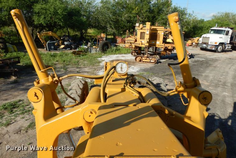 image for item DM2988 1990 John Deere 670B  motor grader