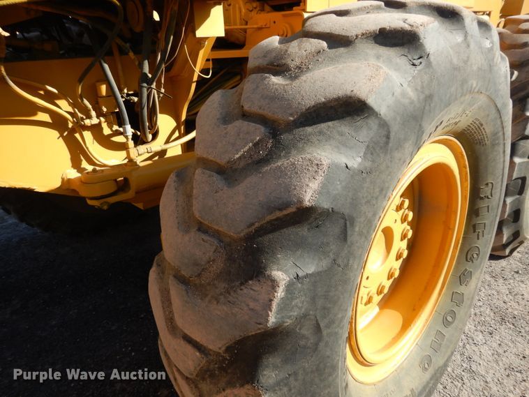 image for item DM2988 1990 John Deere 670B  motor grader