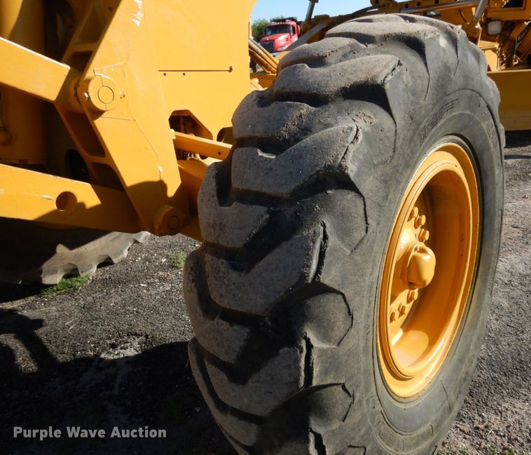 image for item DM2988 1990 John Deere 670B  motor grader