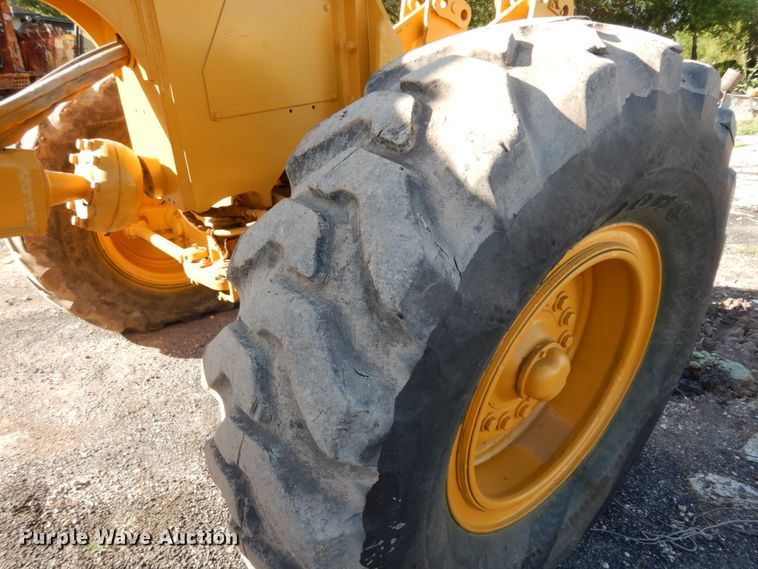 image for item DM2988 1990 John Deere 670B  motor grader