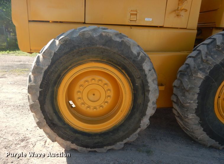 image for item DM2988 1990 John Deere 670B  motor grader