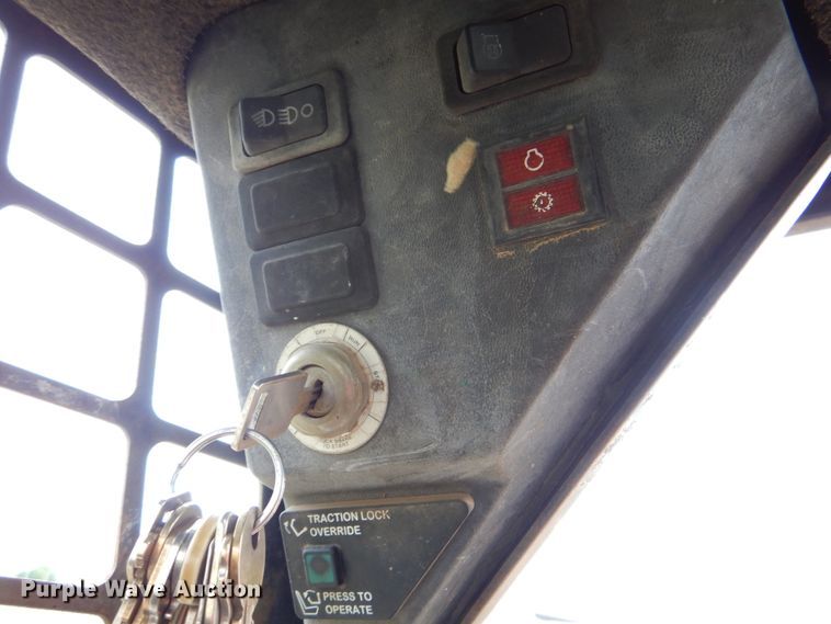 image for item DM3833 1999 Bobcat 753  skid steer loader