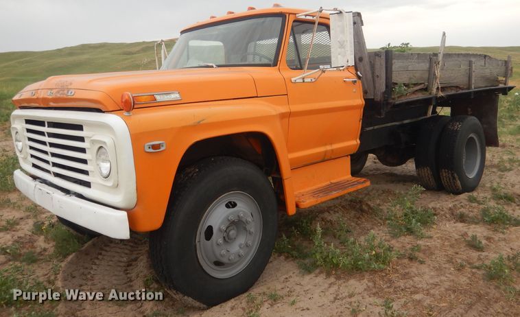 image for item FI9126 1971 Ford 700  dump flatbed truck