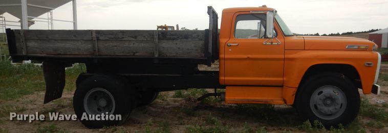 image for item FI9126 1971 Ford 700  dump flatbed truck