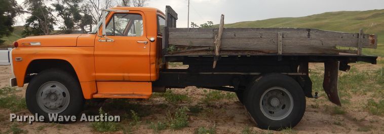image for item FI9126 1971 Ford 700  dump flatbed truck