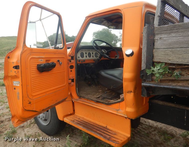 image for item FI9126 1971 Ford 700  dump flatbed truck