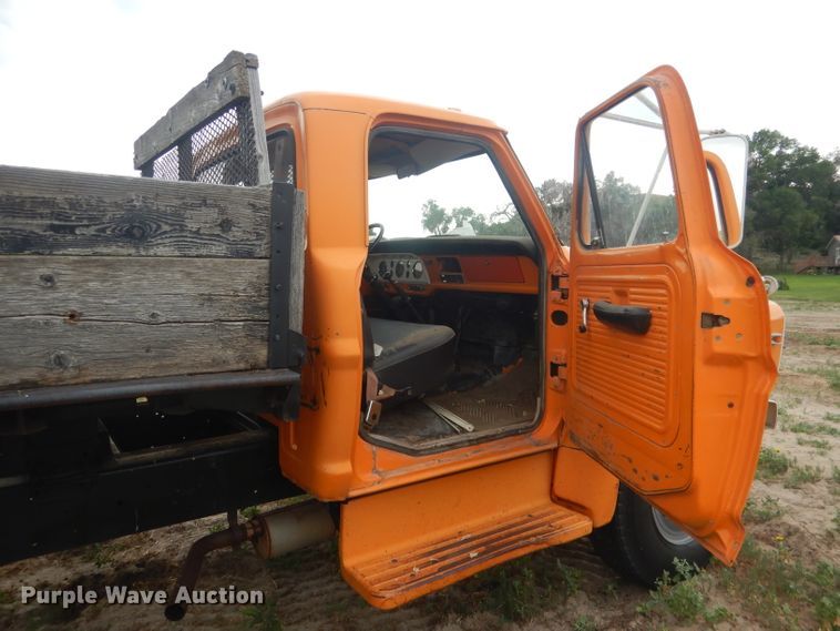 image for item FI9126 1971 Ford 700  dump flatbed truck