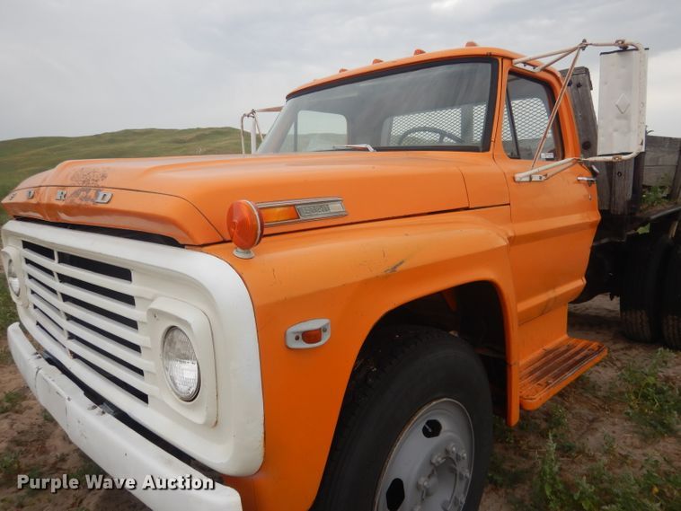 image for item FI9126 1971 Ford 700  dump flatbed truck