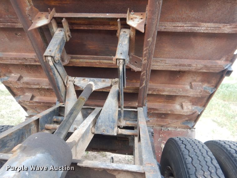 image for item FI9126 1971 Ford 700  dump flatbed truck