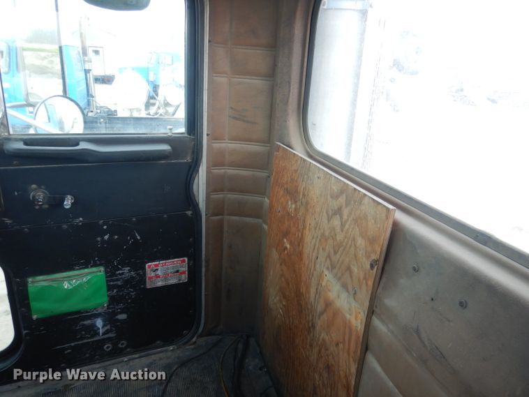 image for item FI9132 1996 Peterbilt 357  ready mix truck