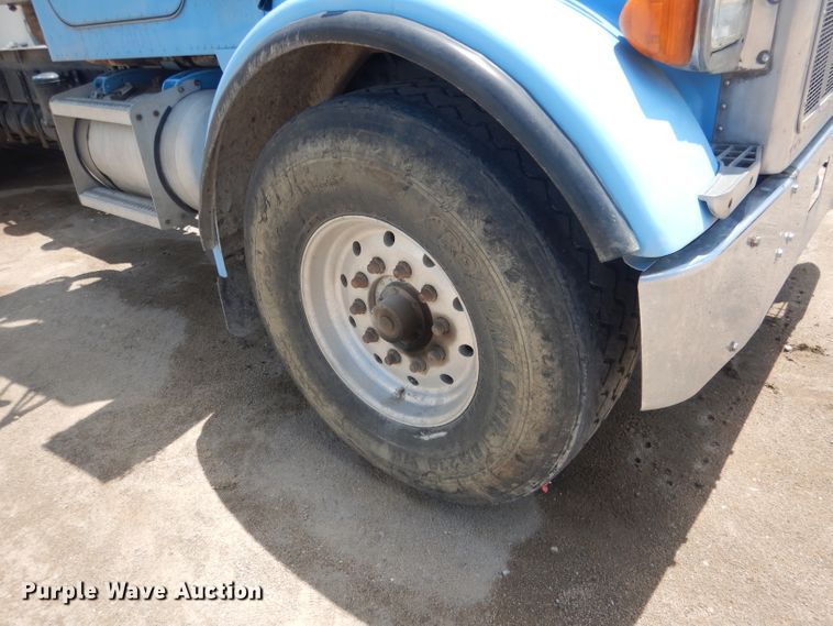 image for item FI9132 1996 Peterbilt 357  ready mix truck