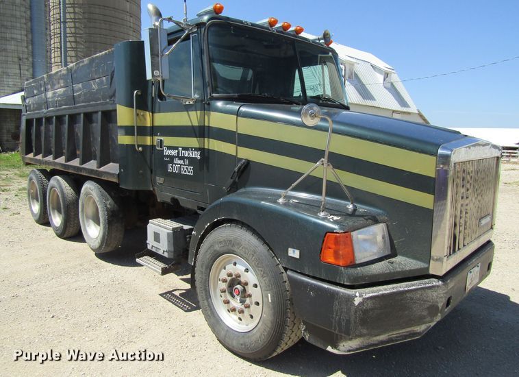 image for item GC9992 1995 White GMC Areo WCA  dump truck