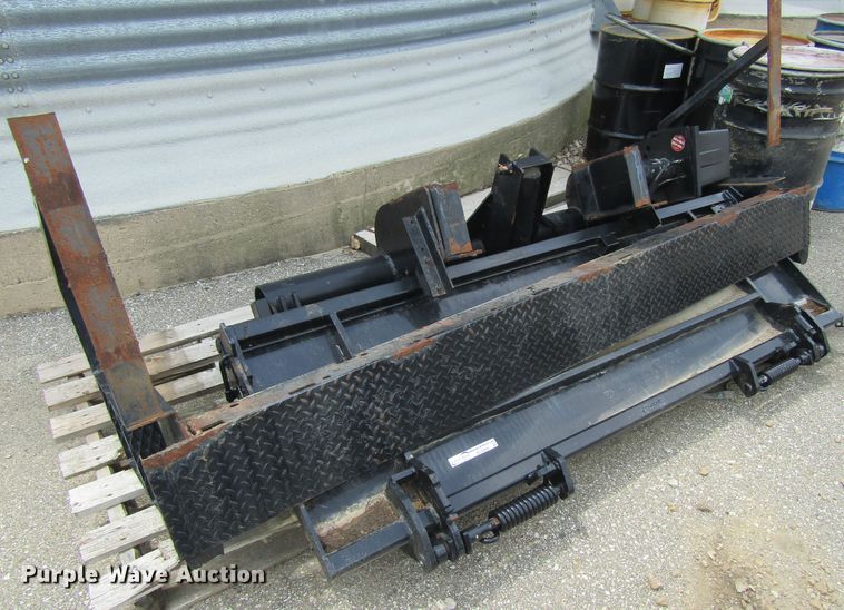 image for item GC9994 2011 Waltco EM30  end gate lift