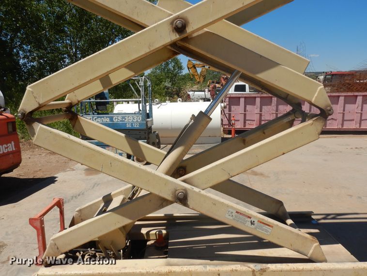 image for item HI9857 1998 JLG 2032E2  scissor lift