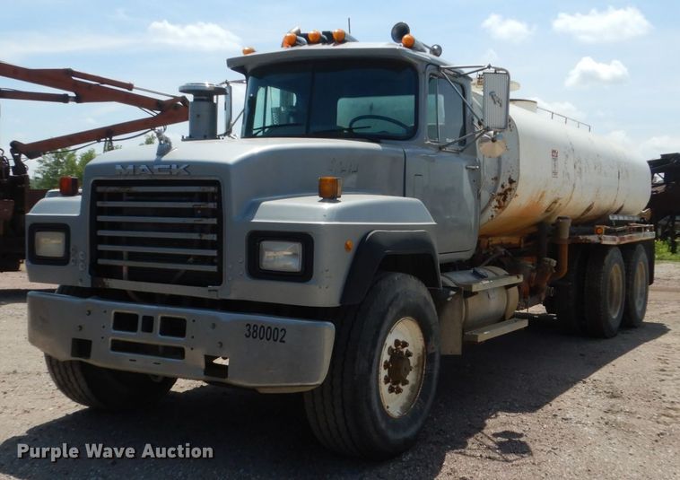 image for item HI9879 1991 Mack RD690S  water truck