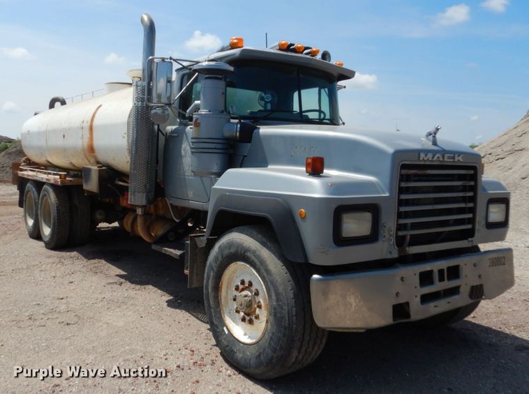 image for item HI9879 1991 Mack RD690S  water truck