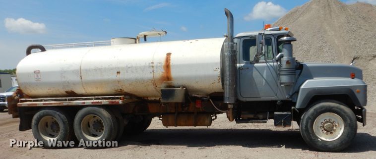 image for item HI9879 1991 Mack RD690S  water truck