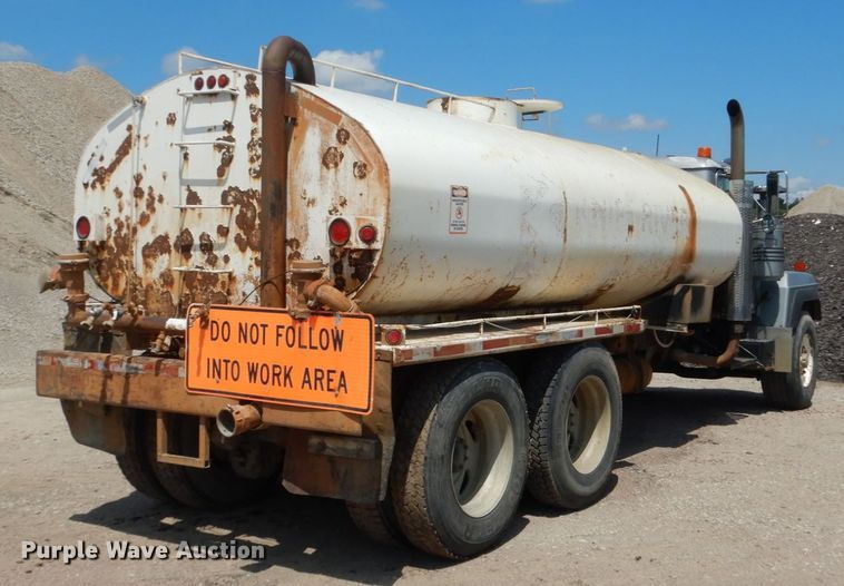 image for item HI9879 1991 Mack RD690S  water truck