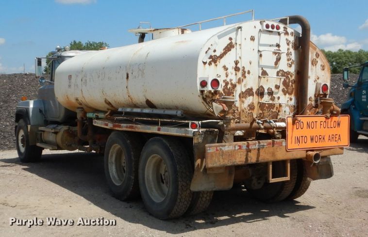 image for item HI9879 1991 Mack RD690S  water truck
