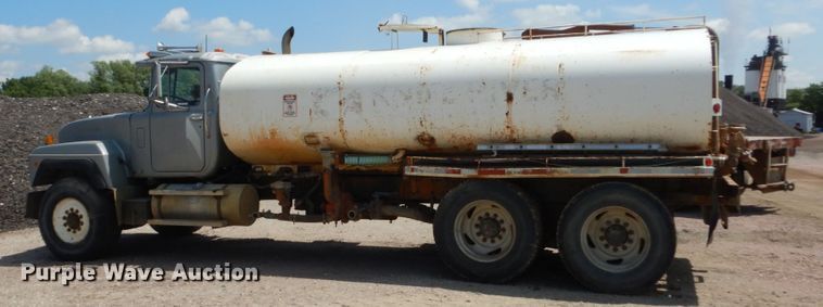 image for item HI9879 1991 Mack RD690S  water truck