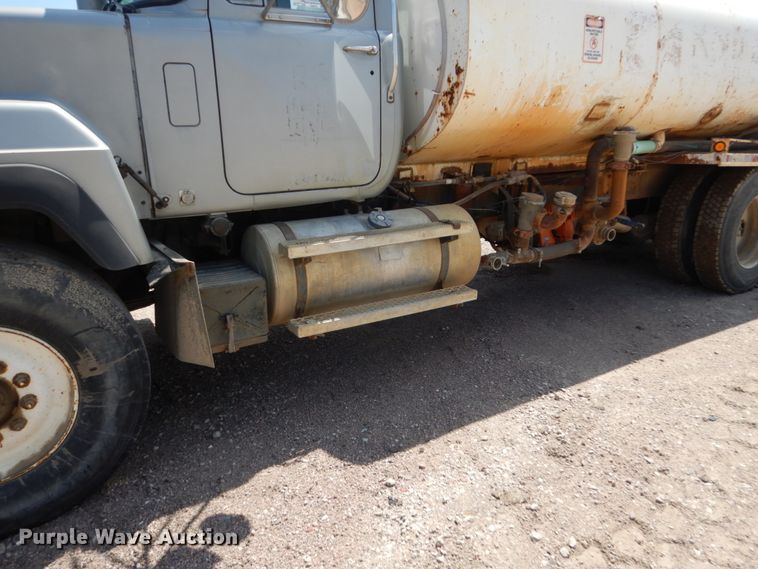 image for item HI9879 1991 Mack RD690S  water truck