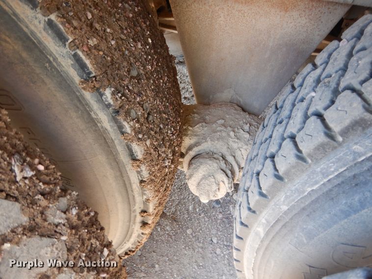 image for item HI9879 1991 Mack RD690S  water truck